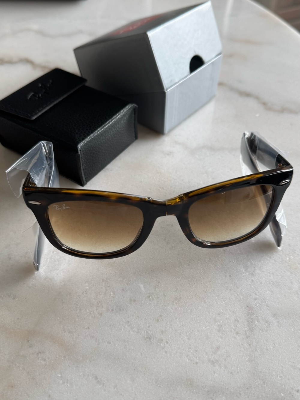 NWT Ray-Ban Tortoiseshell Folding Wayfarer Sunglasses with Brown Gradient Lenses